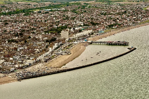 Vista aérea de Herne Bay con muelle y playa en Kent, Reino Unido.