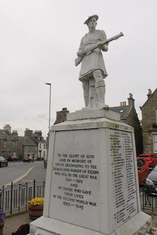 Steinernes Kriegsdenkmal mit Soldatenstatue, die in Ellon ein Gewehr hält.