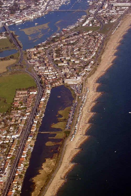 Vista aérea de Shoreham-by-Sea con costa, casas y estuario del río.