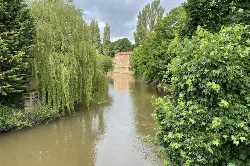 Río Derwent con árboles verdes a ambos lados en Malton.