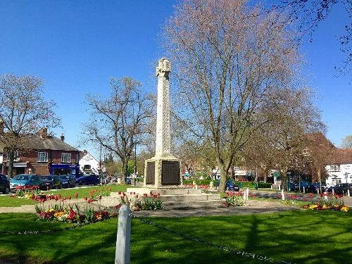 Monumento en Church Green con tulipanes y árboles en primavera.