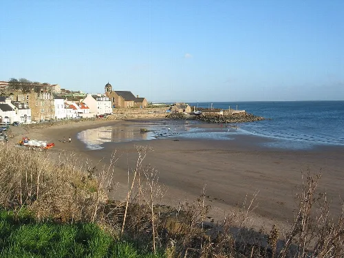 Sandstrand mit Hafen und Gebäuden in Kinghorn, Schottland.