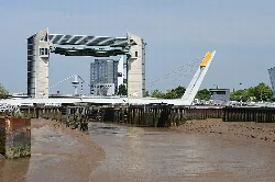 Desembocadura del río Hull con puente del Milenio, barrera de marea, puente Myton y hotel Premier Inn.