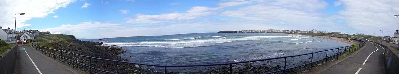 Panoramablick auf die Küste von Portrush mit Sandstränden und Ozean.