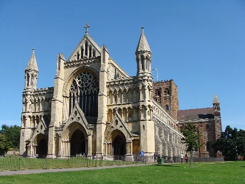 Catedral gótica con arcos puntiagudos y torres en St Albans.