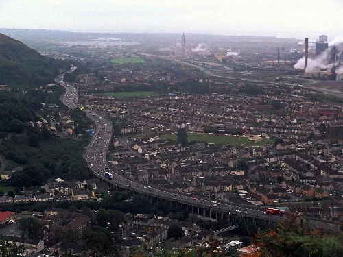 Vista de Port Talbot, la autopista M4 y áreas industriales y residenciales desde Mynydd Dinas.