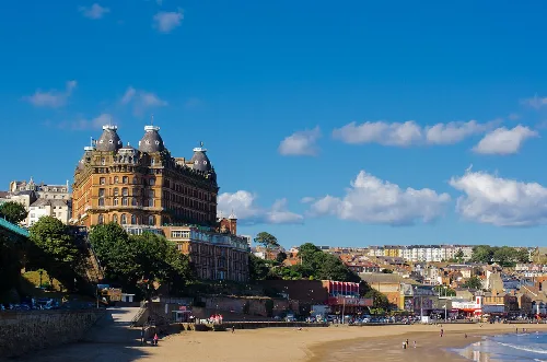 El Grand Hotel con torres, mirando la playa en Scarborough.