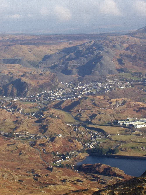 Blaenau Ffestiniog mit Abraumhalden und Hügeln im Hintergrund.