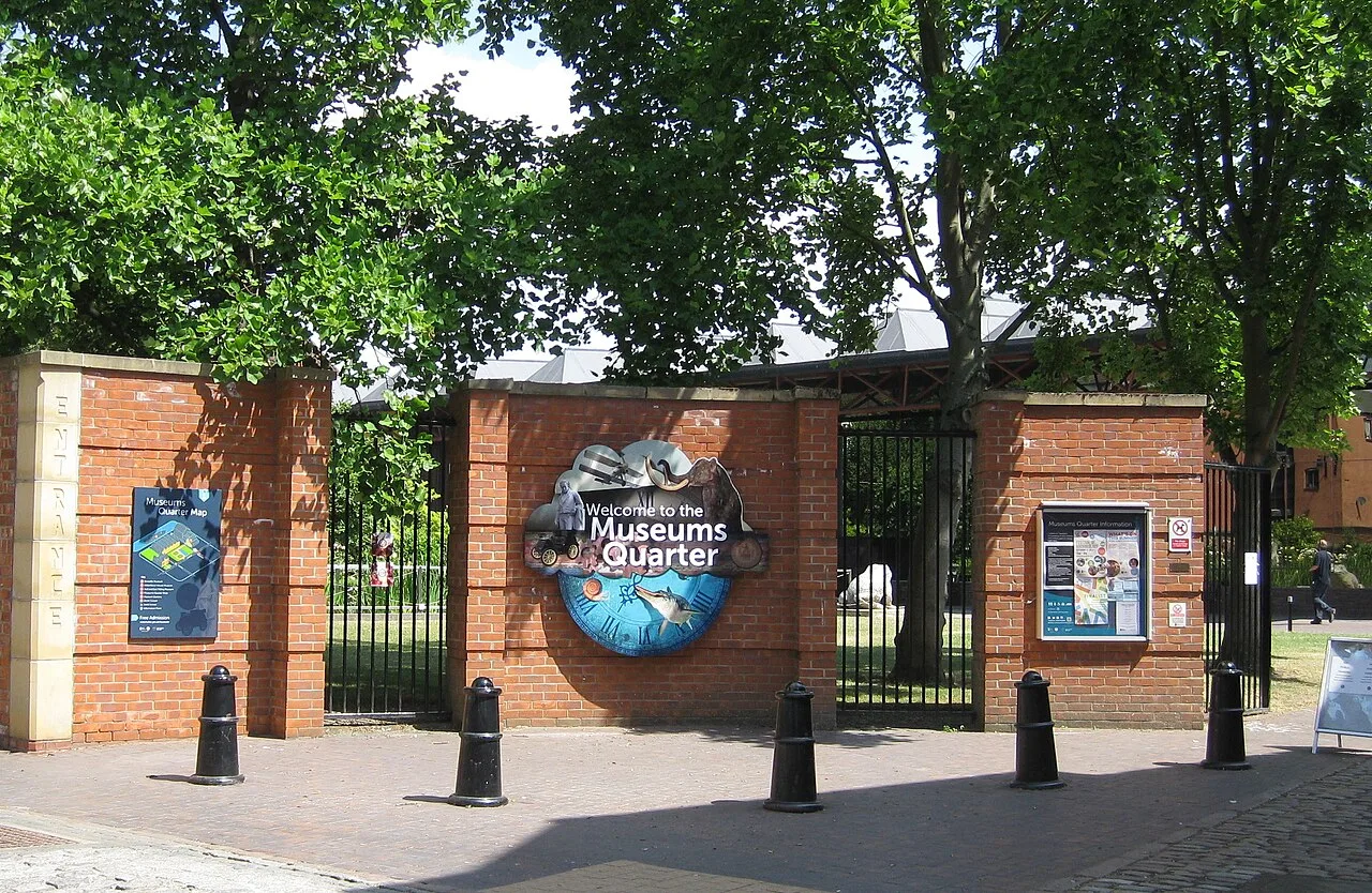 Entrada de ladrillo con cartel y carteles para el Museo Cuartel en Hull.