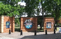 Entrada de ladrillo con cartel y carteles para el Museo Cuartel en Hull.