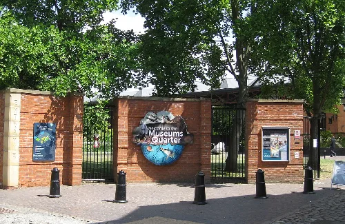Backstein-Eingang mit Schild und Postern für das Museumsviertel in Hull.