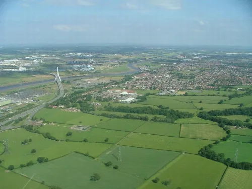 Luftaufnahme von Feldern, Häusern und einem Fluss in Connah's Quay.