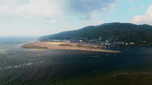 Blick auf die Mawddach-Mündung, Barmouth und grüne Hügel.