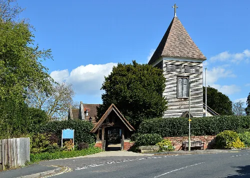 Ansicht der St. Peter-Kirche mit hohem Turm in Farnborough.
