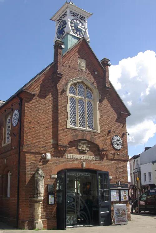 Backsteingebäude mit Uhrturm und großen Fenstern in Leighton Buzzard.