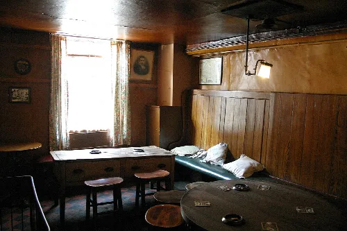 Gemütlicher Pubraum mit Bett, Tisch und Stühlen in Beverley.