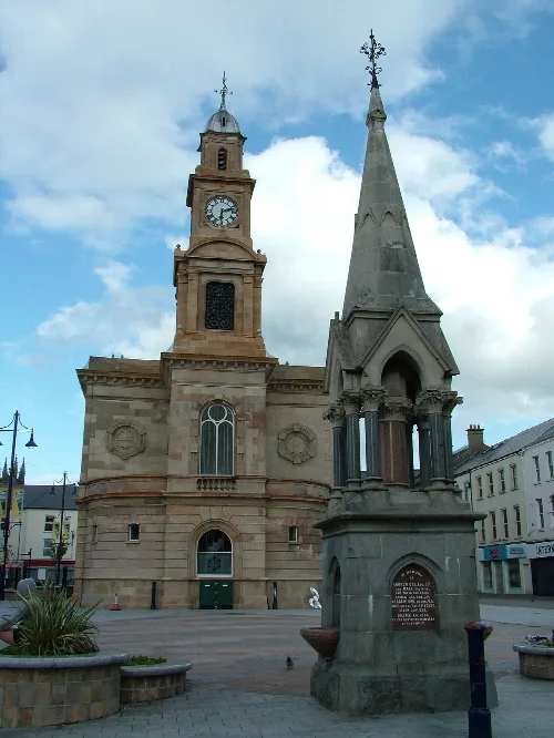 Uhrturm und Brunnen im Stadtzentrum von Coleraine.