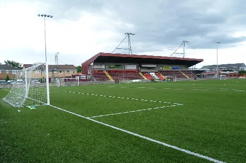 Campo de fútbol con porterías y grada cubierta en Ochilview Park.