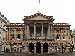 Vista frontal del Ayuntamiento de Liverpool con columnas y frontón.