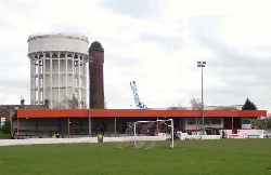 Campo de fútbol con grada y torre de agua en Goole.