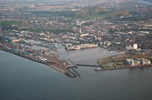 Luftaufnahme von Leith mit Hafen, Fluss und Stadtansicht.