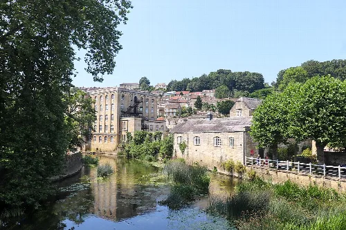 Abbey Mill y río Avon vistos desde el puente de la ciudad con edificios y vegetación.