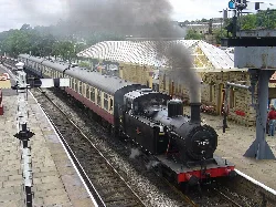 Dampflokomotive am Bahnhof Ramsbottom, bereit zur Abfahrt.
