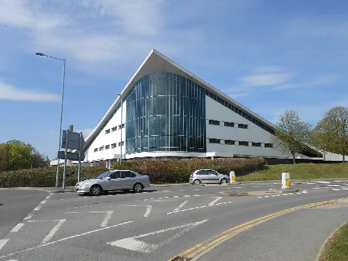 Edificio moderno con fachada de cristal y blanco en Wrexham.