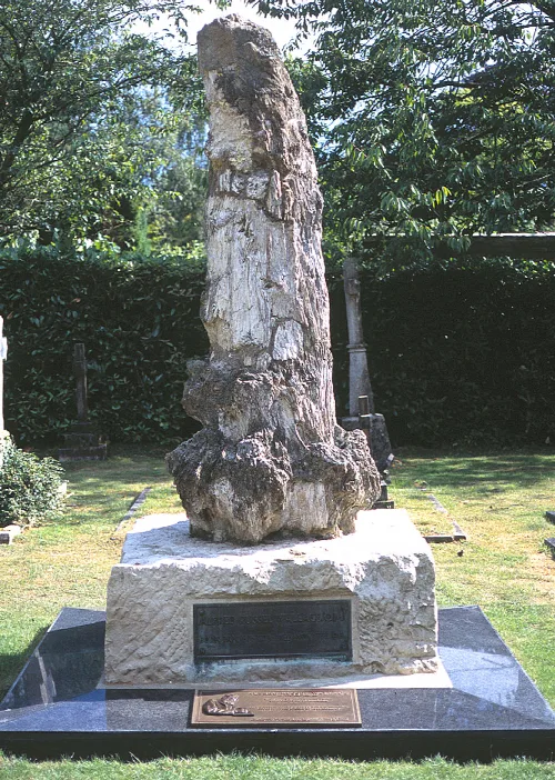 Tronco de árbol con placa en la tumba de Wallace en Dorset.