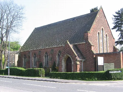 Backsteinkirche mit Bogenfenstern und steilem Dach in Brough.