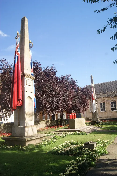 Kriegsdenkmal mit Flaggen in der Nähe von All Saints' Church in Northampton.