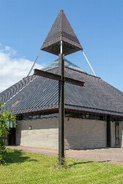 Moderne Kirche mit Dreiecksturm in Cumbernauld.