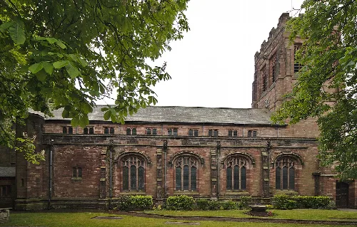 Steinkirche mit Bogenfenstern und Turm, von Norden.