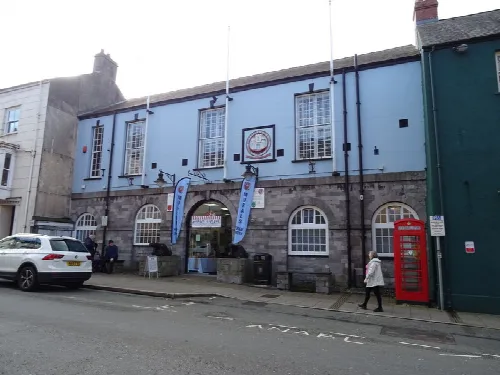 Ayuntamiento de Pembroke con ventanas arqueadas y cabina telefónica roja.