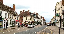 Straßenansicht von Watling Street mit Geschäften und Menschen in Towcester.
