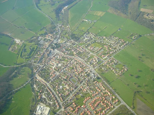 Vista aérea de Helmsley mostrando la ciudad y el castillo de Helmsley a la izquierda.