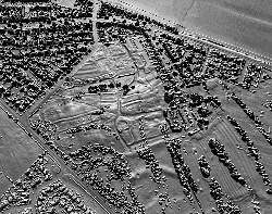 Vista lidar de un antiguo sitio de pueblo con obras y estructuras visibles.