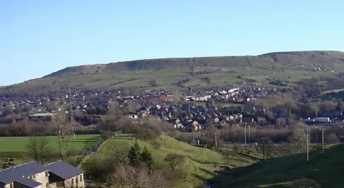 Häuser und Hügel in Rawtenstall, Lancashire.