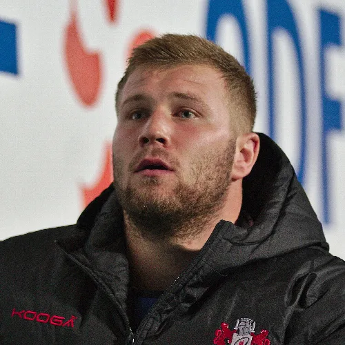 Jugador de rugby Ross Moriarty con chaqueta negra y logo de Swansea.
