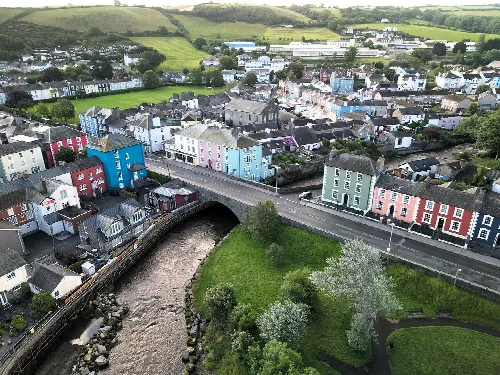 Casas coloridas junto al río en Aberaeron, Gales.