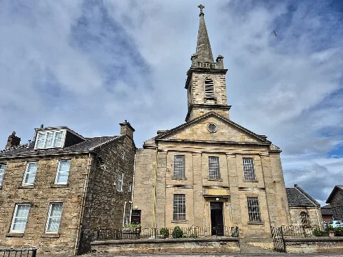 Steinernes Kirchengebäude mit hohem Turm in Airdrie.
