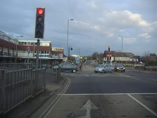 Ampel und Autos auf London Road in Blackwater.