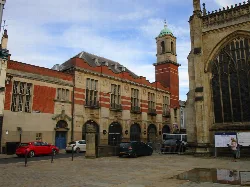 Edificio histórico de la sala de mercado con arcos y una torre en Kingston upon Hull.