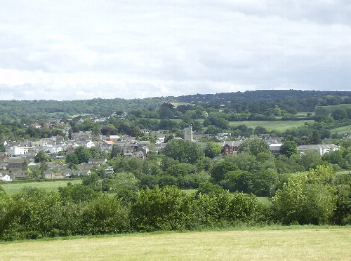 Vista panorámica de Axminster con edificios y paisaje verde.