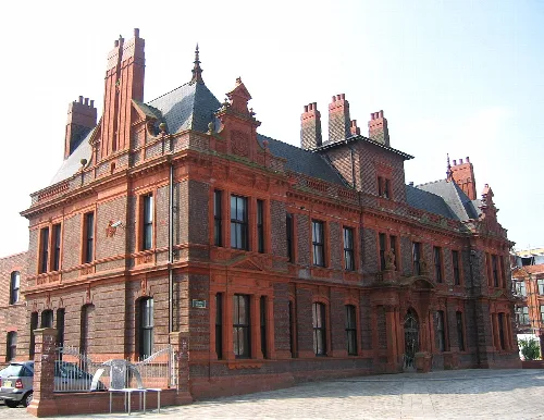 Rathaus aus rotem Backstein mit kunstvollen Details und Schornsteinen in Widnes.
