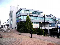Modernes graues Einkaufszentrum mit Straßenlaternen in Cumbernauld.