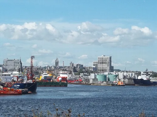 Blick auf den Hafen von Aberdeen mit Schiffen und Stadtgebäuden.