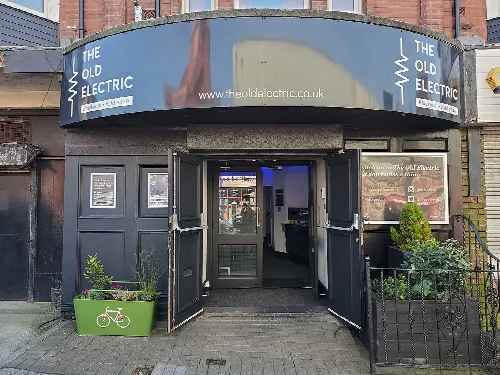 Entrada con puertas abiertas y un cartel para el Old Electric Building en Blackpool.