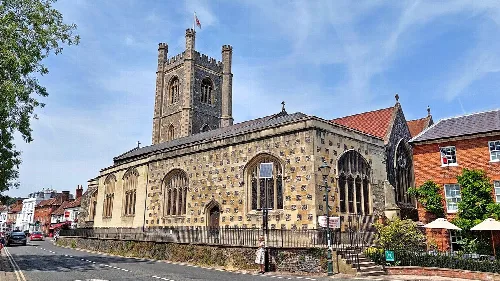 Steinkirche mit hohen Fenstern und Turm in Henley-on-Thames.