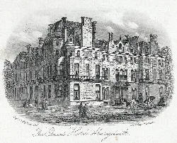 Dibujo en blanco y negro del Queen's Hotel con personas y carruajes de caballos afuera.